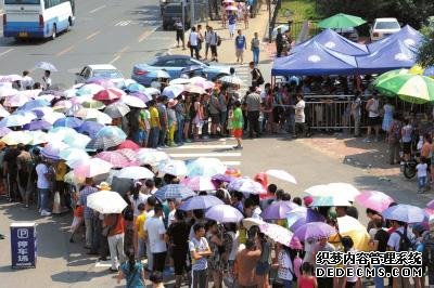 游客大軍在北大東門(mén)外等待。